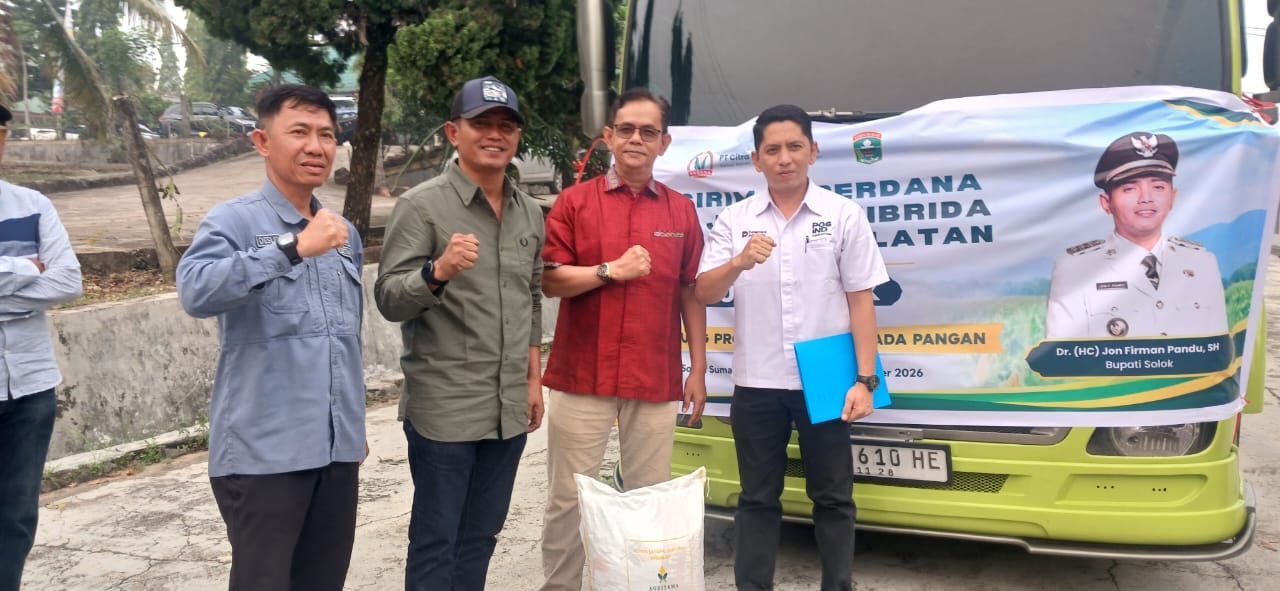 Suasana Pelepasan pengiriman benih Jagung Hibrida merk Andalan dari PT Citra Mandiri Kobana (CMK) oleh Bupati Solok Jon Firman Pandu